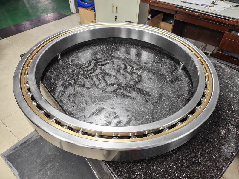 Angular contact ball bearing 718/670ACM/P4 for standing equipment 